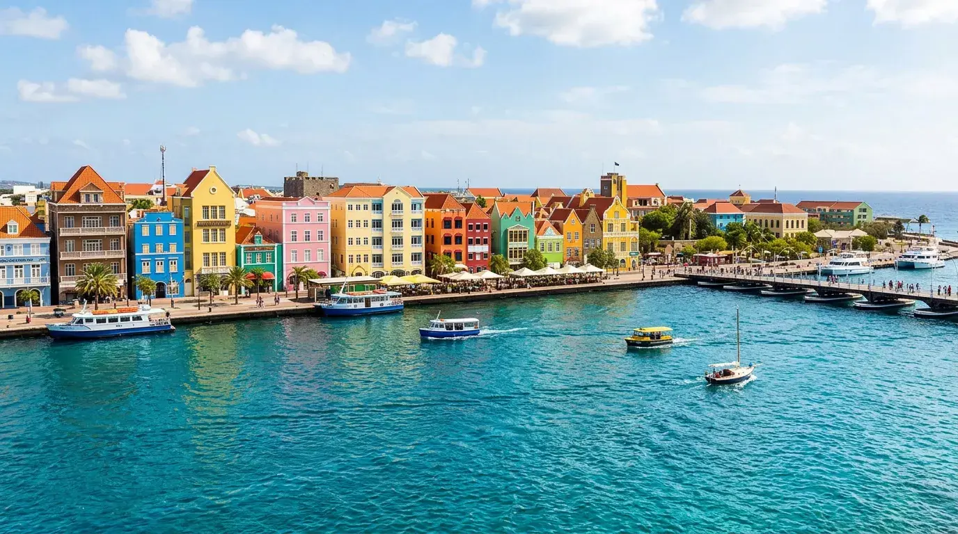 Kystlinje på Curaçao med farverige bygninger set fra havet